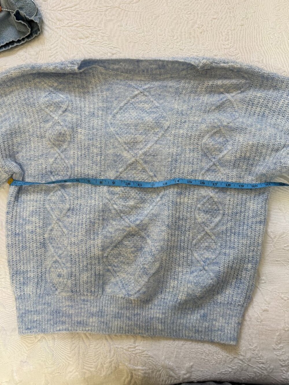 🌷 2/15 Unknown Brand Light Blue Cable Knit Cropped Sweater Size M/L - Picture 2 of 5